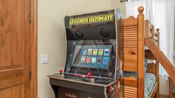 5 habitaciones, tabla de planchar con plancha y cuna de viaje