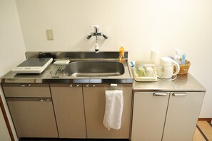 Kjøleskap, mikrobølgeovn, kokeplater og kjøkkenutstyr