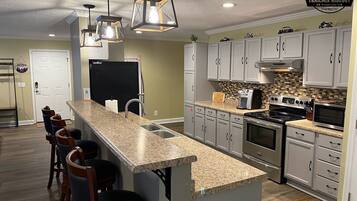 Jääkaappi, mikroaaltouuni, uuni, liesi