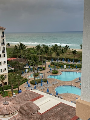 حمّام سباحة مُدفَّأ