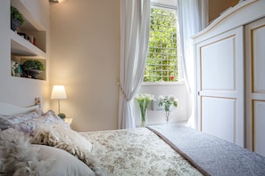 Iron/ironing board, bed sheets