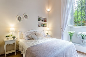 Iron/ironing board, free WiFi, bed sheets - CASA GIUSTINA Smart Ground Floor Flat inside Lucca (Lucca)