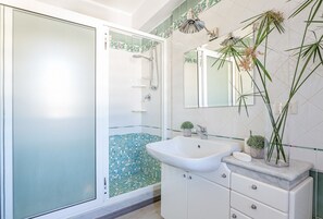 Dusche, Haartrockner, Handtücher