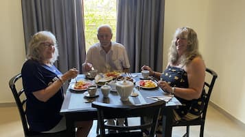 Se ofrece un desayuno a la carta todos los días (por un coste adicional)