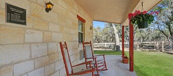 Moe and Jo’s Haus I Pet Friendly I Canyon Lake