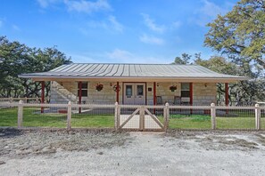 Exterior - Moe and Jo’s Haus I Pet Friendly I Canyon Lake (Canyon Lake)