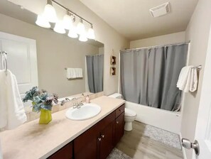 Dusche, Haartrockner, Handtücher, Seife