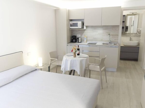 1 bedroom, bed sheets