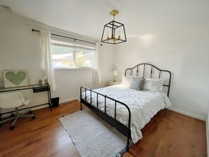 2 bedrooms, desk, travel cot, WiFi