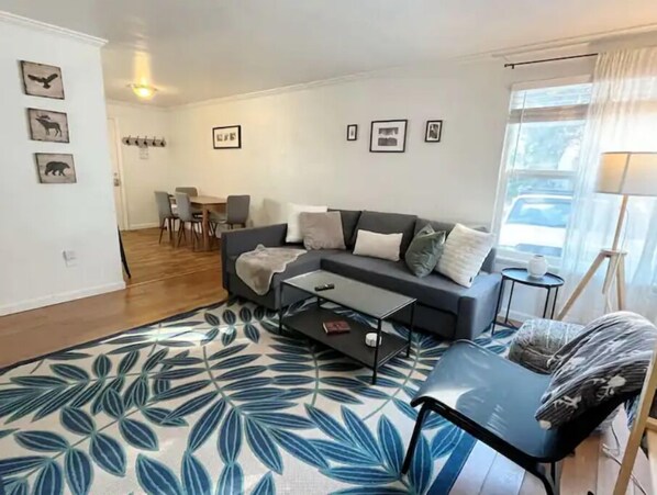 Una televisión, libros