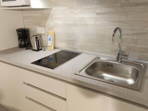 Microwave, stovetop, coffee/tea maker - Ca' Gabri & Cici, two room apartment JASMINE, up to 5 guests, with exposed beams, in historic center (Garda)