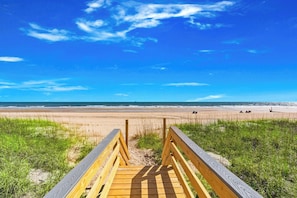 Sulla spiaggia, lettini da mare, teli da spiaggia