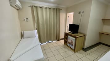 Comfort Room | Minibar, in-room safe, bed sheets