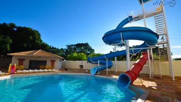 5 piscinas externas, guarda-sóis