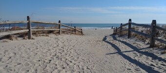 "Charming Bayfront Cottage Sleeps 6, Pet-Friendly, Breathtaking Views!"