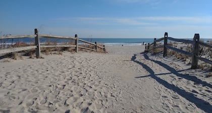 "Charming Bayfront Cottage Sleeps 6, Pet-Friendly, Breathtaking Views!"