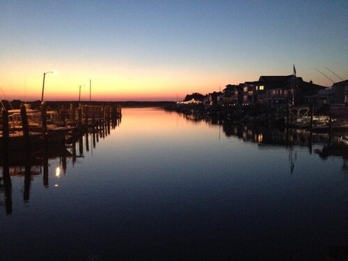 "Charming Bayfront Cottage Sleeps 6, Pet-Friendly, Breathtaking Views!"