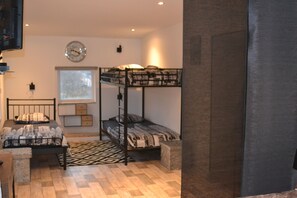 Design kamer | Luxe beddengoed, een kluis op de kamer, een laptopwerkplek