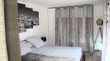 Premium bedding, in-room safe, laptop workspace, iron/ironing board