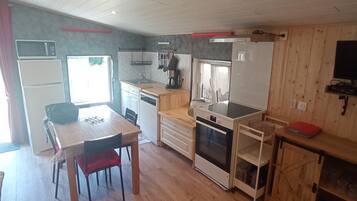 Gîte Le Chalet (Labélisé 3 étoiles) | Private kitchen | Full-sized fridge, microwave, oven, stovetop