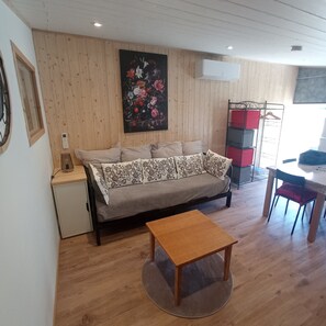 Gîte Le Chalet (Labélisé 3 étoiles) | Zona de estar | Televisión de pantalla plana de 50 cm con canales digitales