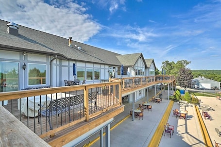 Outdoor dining. NEW!! 5 Star Gated Community. Wifi, Games, Fire Pit, 5 Smart TVs, Towels/Linens!