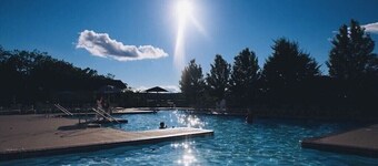 NEW!! 5 Star Gated Community. Wifi, Games, Fire Pit, 5 Smart TVs, Towels/Linens!