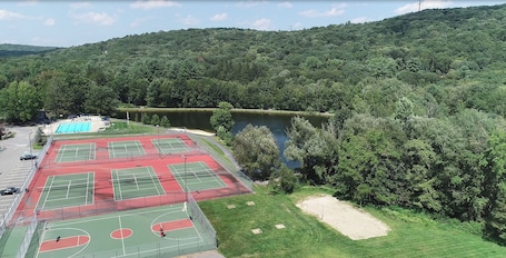 Sport court. NEW!! 5 Star Gated Community. Wifi, Games, Fire Pit, 5 Smart TVs, Towels/Linens!
