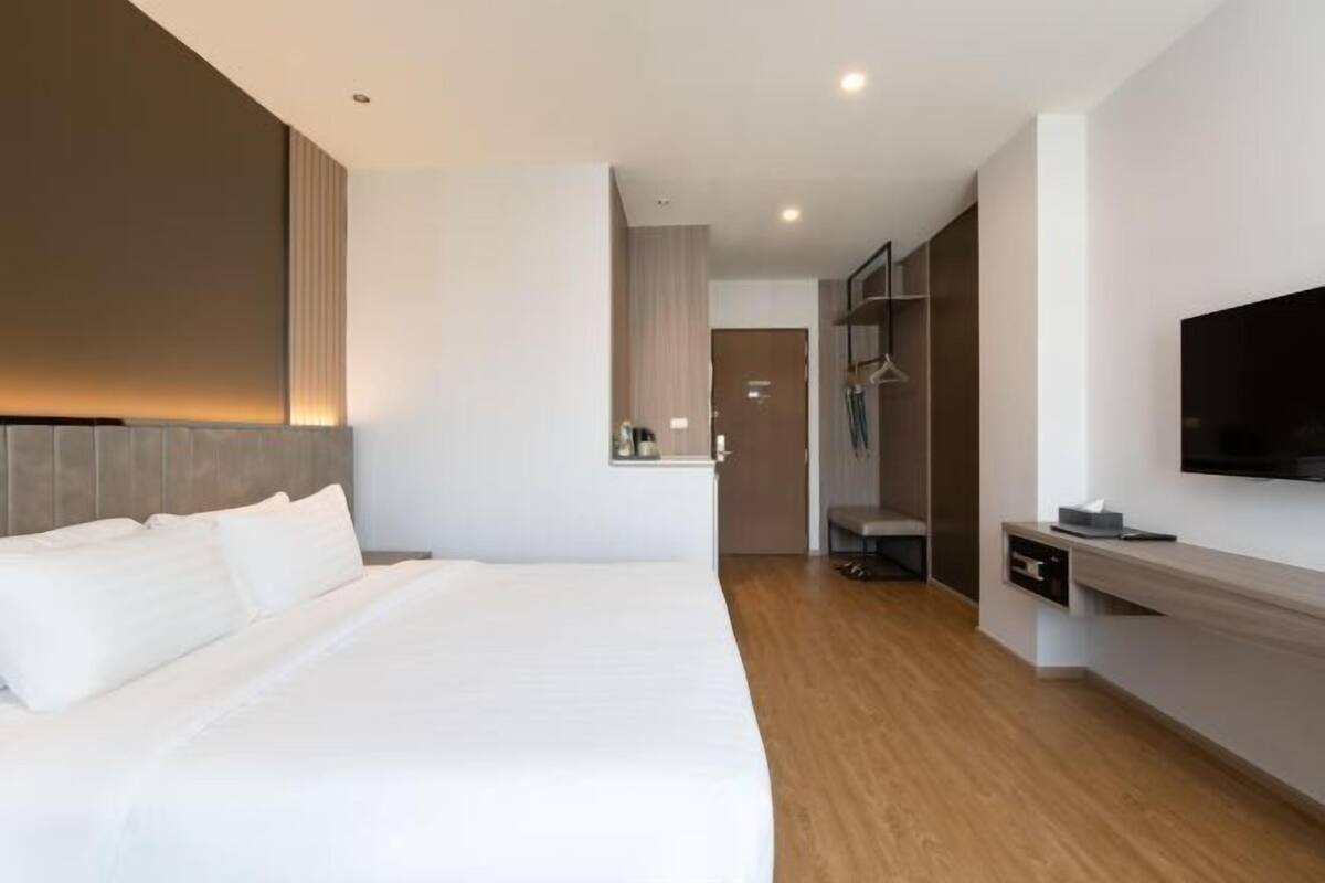 1 bedroom, hypo-allergenic bedding, in-room safe, blackout curtains