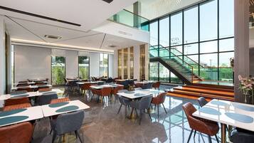 Petit déjeuner, déjeuner et dßner servis sur place, plats Cuisine thaï