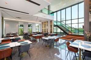 Breakfast, lunch, dinner served; Thai cuisine  - Crystal Srivaree Suvarnabhumi Hotel (Bang Sao Thong)