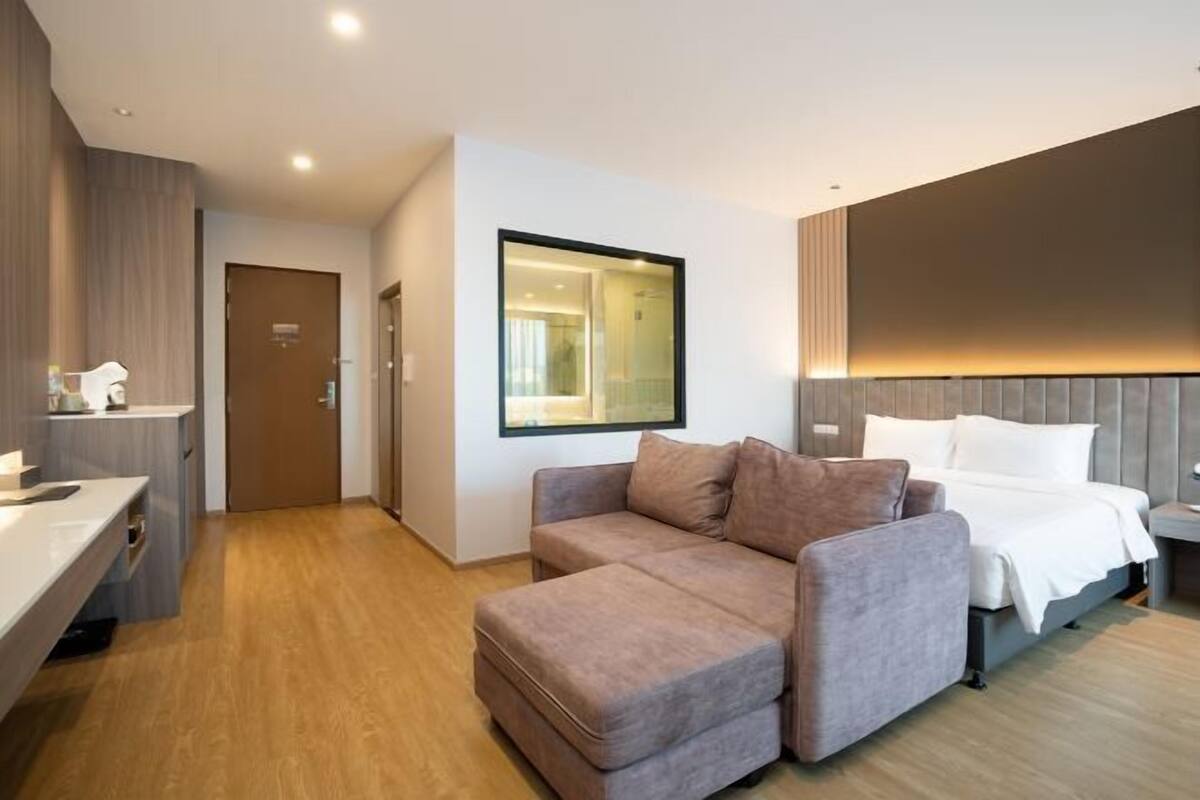 1 bedroom, hypo-allergenic bedding, in-room safe, blackout curtains