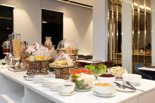 Buffet déjeuner servi tous les jours en supplément