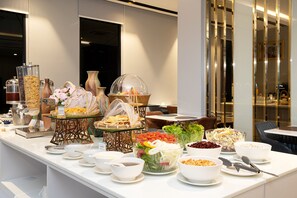 Frokostbuffé hver dag (mot et tillegg)