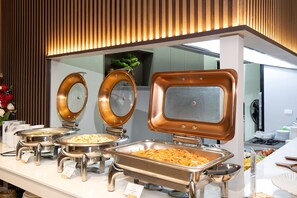 Petit déjeuner buffet servi tous les jours en supplément