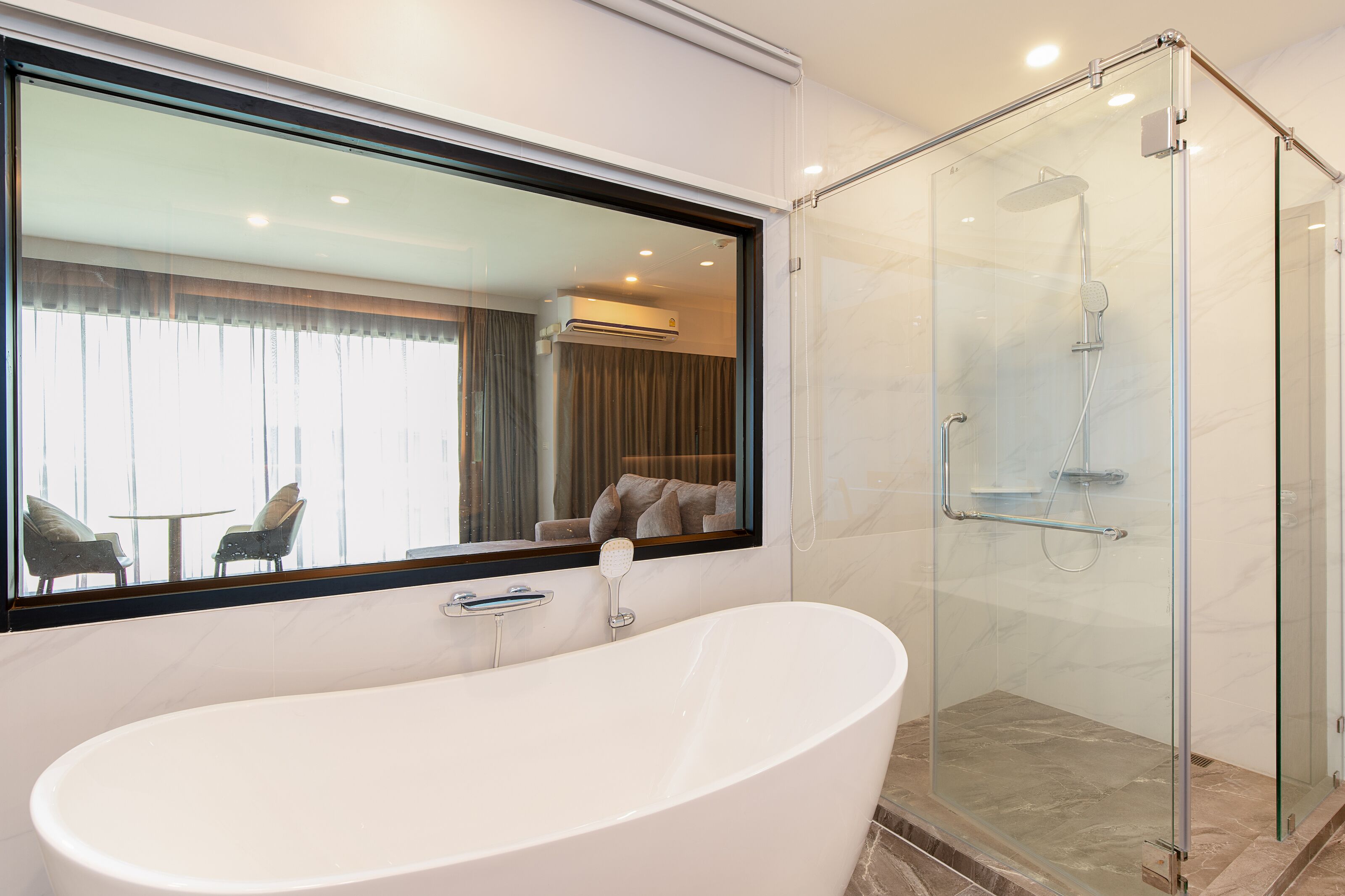 Baignoire et douche séparées, articles de toilette gratuits