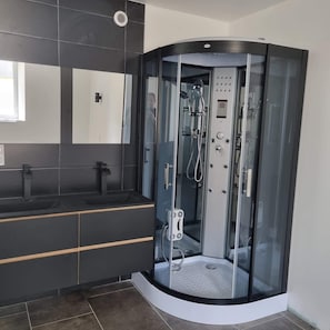 Shower, jetted tub, towels