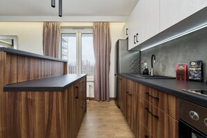 Dishwasher, electric kettle, toaster, cookware/dishes/utensils - Tawryczewskiego Apartments by Renters (Wroclaw)