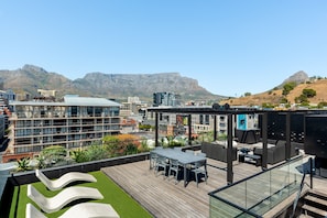 Outdoor dining - Luxe Penthouse - Private Entertainment Area (Cape Town)