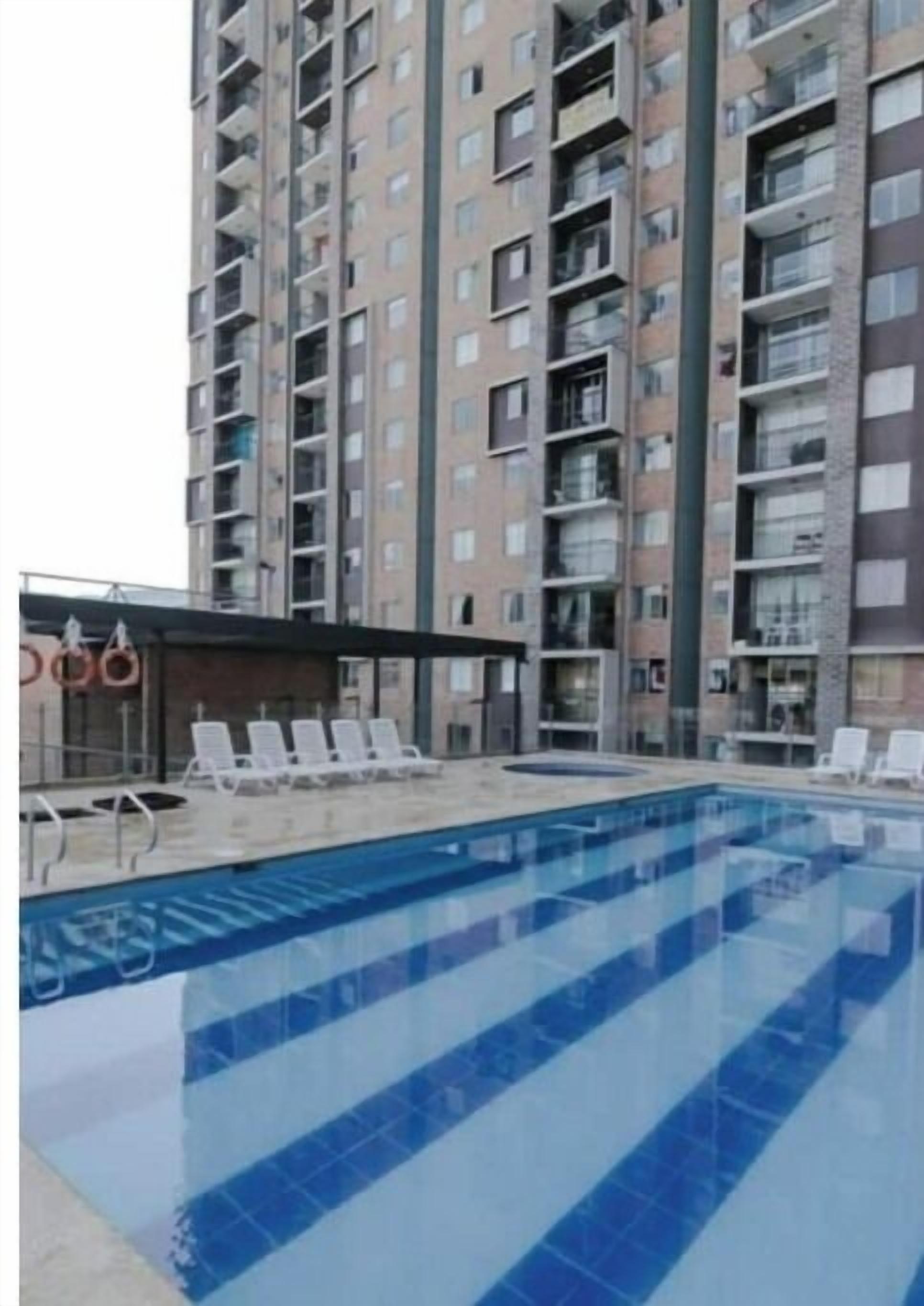 Een buitenzwembad en een verwarmd zwembad