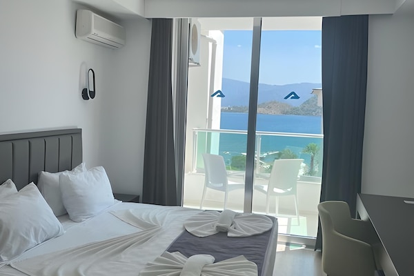 Minibar, sistema de insonorización y internet por cable gratis