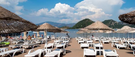 Privéstrand vlakbij, ligstoelen aan het strand, parasols, strandlakens