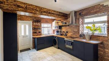 Réfrigérateur, four à micro-ondes, un four, lave-vaisselle