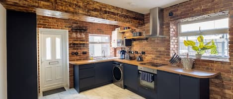 Jääkaappi, mikroaaltouuni, uuni, astianpesukone