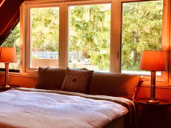 3 bedrooms, desk, iron/ironing board, travel cot