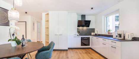 Fridge, oven, stovetop, dishwasher