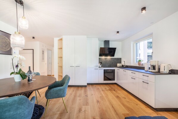 Réfrigérateur, four, plaque de cuisson, lave-vaisselle