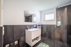 Chuveiro, secador de cabelo, toalhas de banho 