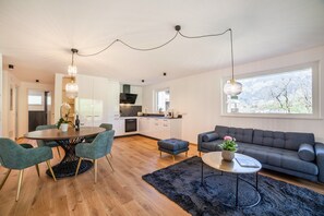 Un espace de vie moderne comprenant un coin repas, un canapé et une cuisine.