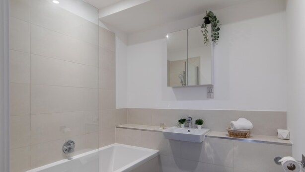 Une salle de bain moderne avec une baignoire, un lavabo et des toilettes.